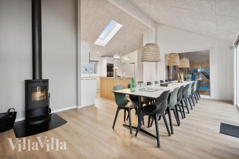 Der große, lichtdurchflutete Aufenthaltsraum im Luxusferienhaus Nr. 662 für 18.