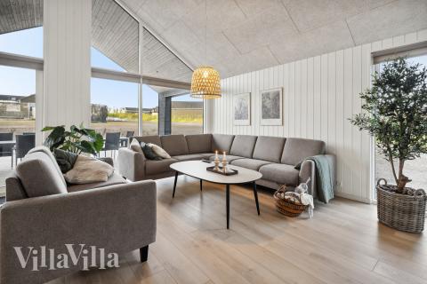 Die Couch im Luxusferienhaus Nr. 662 in Südjütland lädt zu Gesellschaftsspielen oder zu Kinoabenden ein.