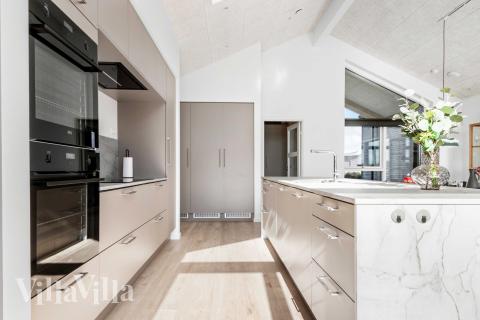 Die Küche in dem Luxusferienhaus Nr. 682 ist so gut ausgestattet, dass man problemlos Mahlzeiten für 18 Personen zubereiten kann.