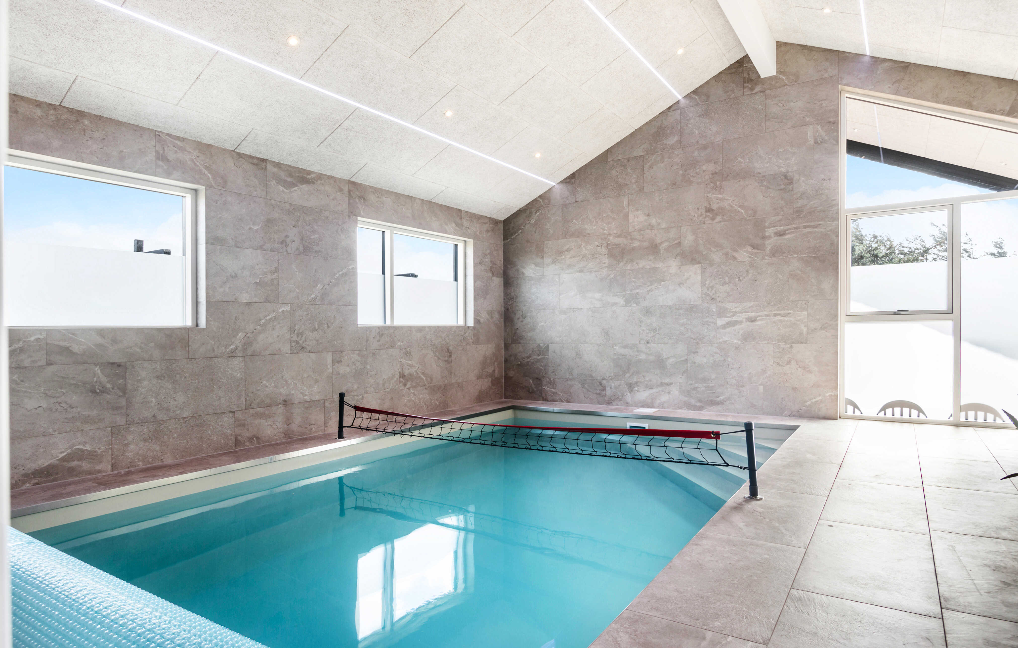 Das Ferienhaus 682 hat einen schicken Poolbereich mit Wasserrutsche, einem geräumigen, eingelassenen Whirlpool und einer Sauna.