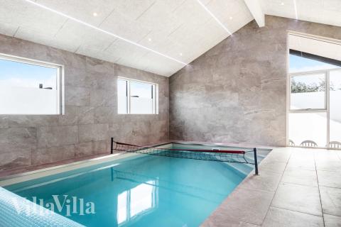 Das Ferienhaus 682 hat einen schicken Poolbereich mit Wasserrutsche, einem geräumigen, eingelassenen Whirlpool und einer Sauna.