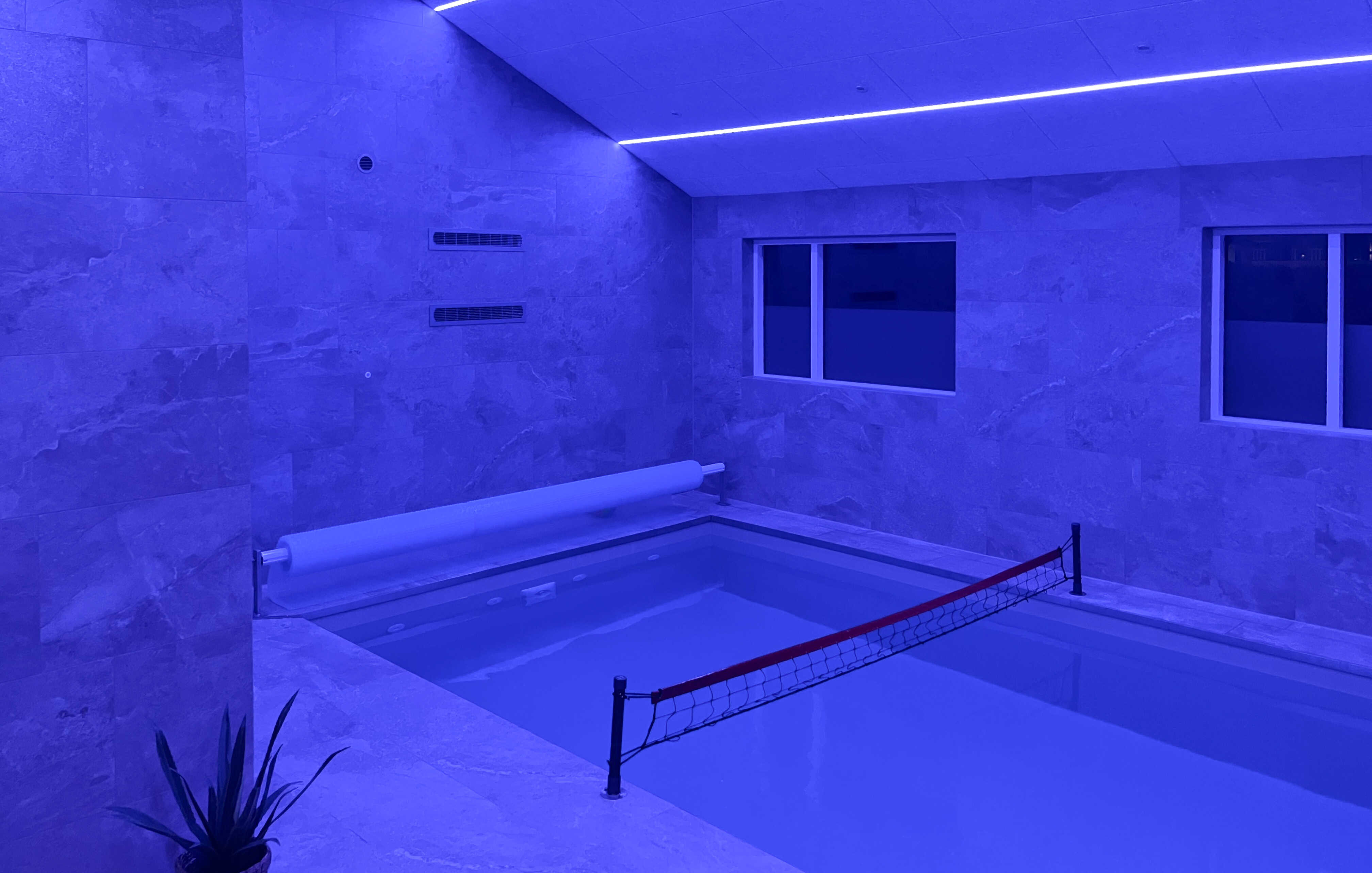 Hüpft im Luxusferienhaus Nr. 682 in Nordjütland in den Pool.