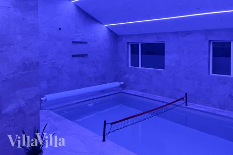 Hüpft im Luxusferienhaus Nr. 682 in Nordjütland in den Pool.