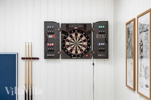 Das Luxusferienhaus 682 für 18 Personen hat einen großen Aktivitätsraum mit u. a. Billard und Darts