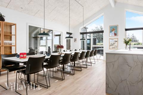 Der große, lichtdurchflutete Aufenthaltsraum im Luxusferienhaus Nr. 682 für 18.