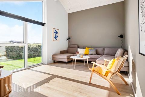 Die Couchecke im Luxusferienhaus Nr. 682 in Nordjütland.