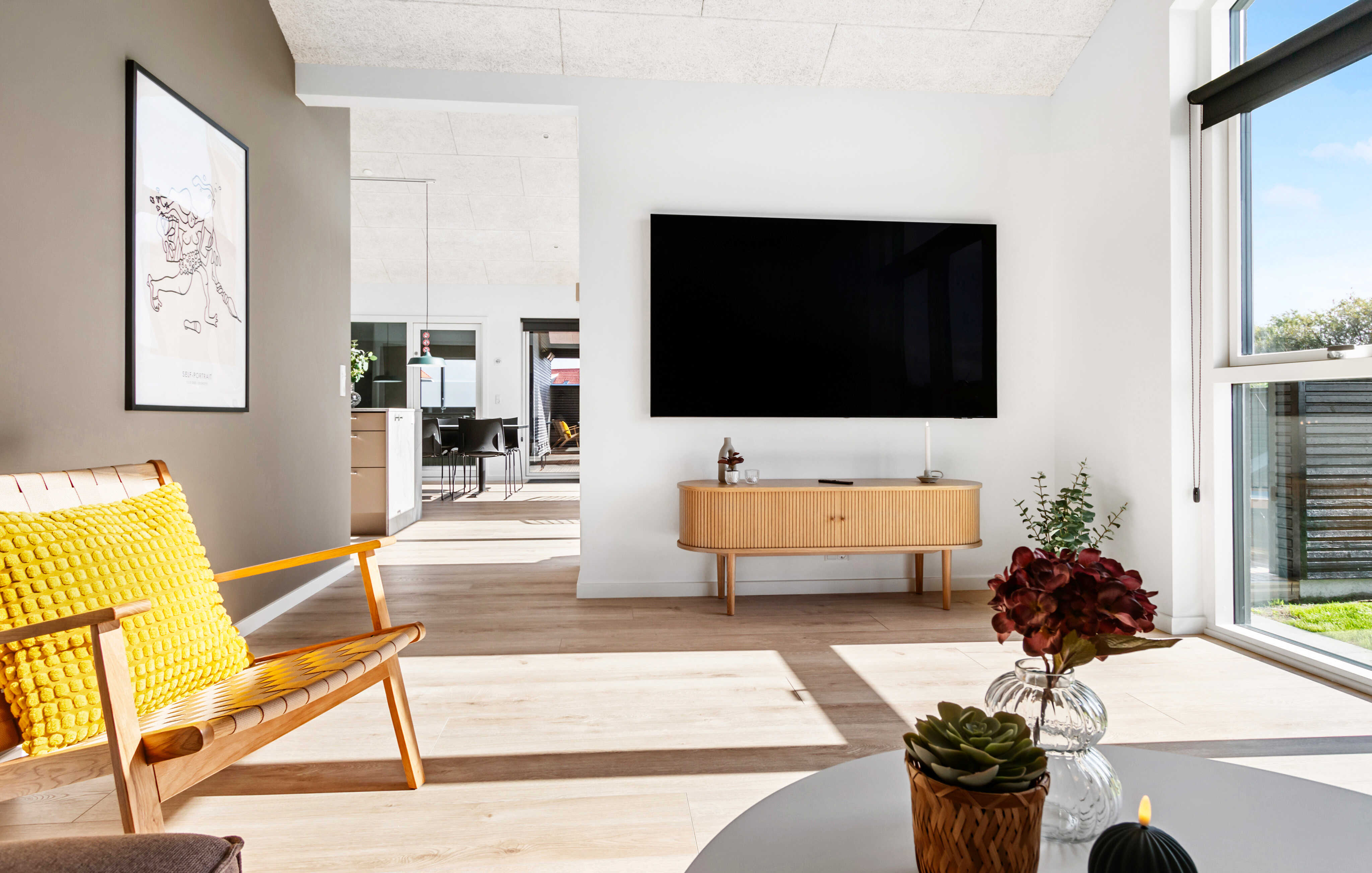 Die Couch im Luxusferienhaus Nr. 682 in Nordjütland lädt zu Gesellschaftsspielen oder zu Kinoabenden ein.