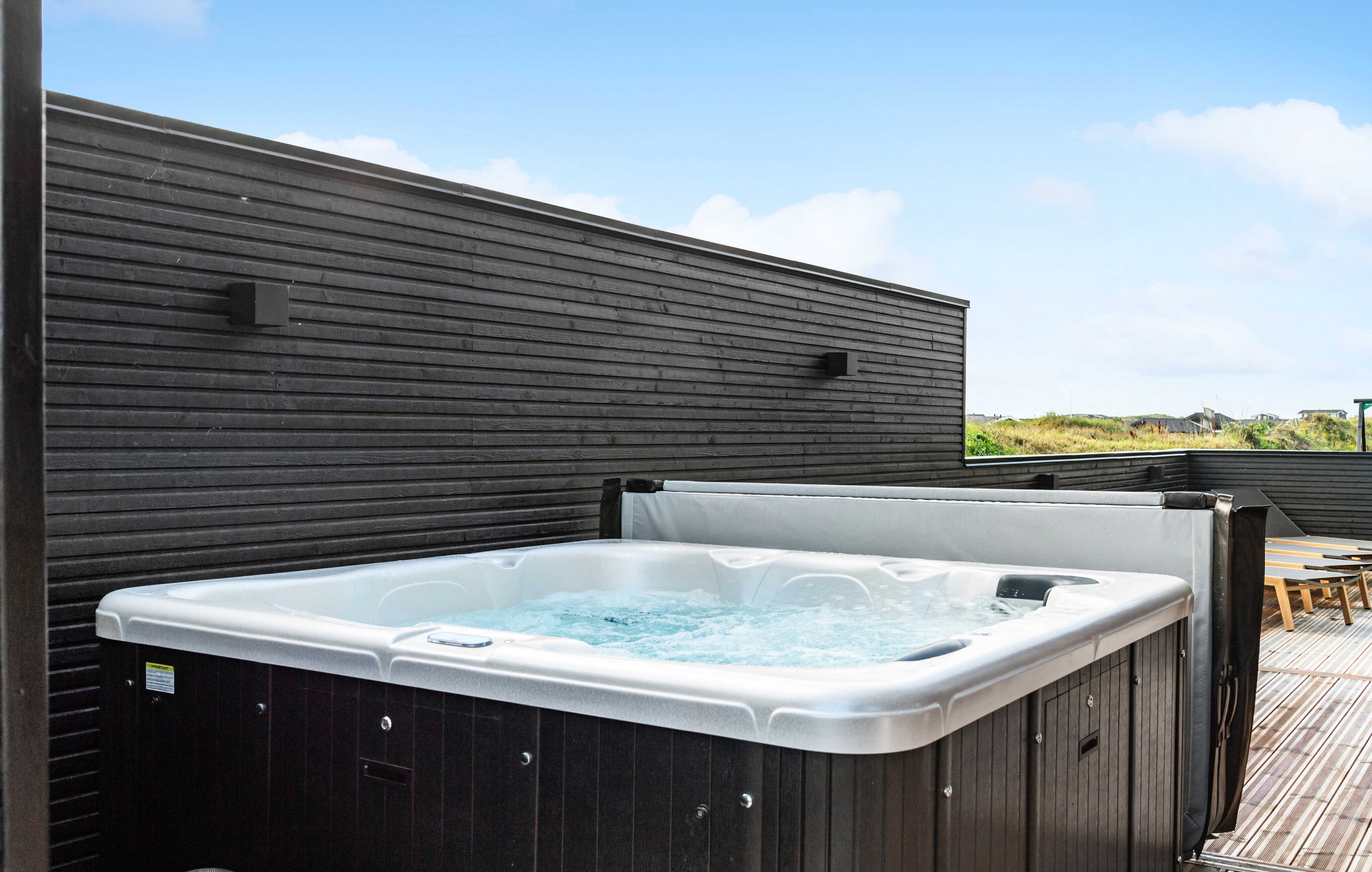 Genießen Sie den warmen Whirlpool im Luxusferienhaus Nr. 682 in Nordjütland