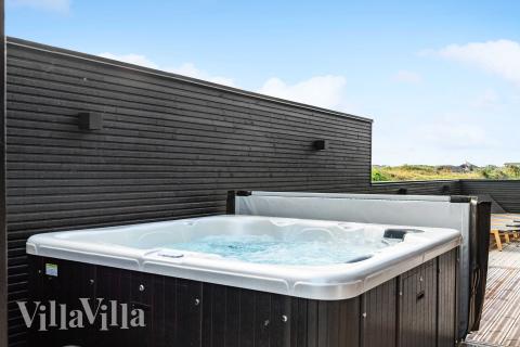 Genießen Sie den warmen Whirlpool im Luxusferienhaus Nr. 682 in Nordjütland