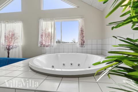 Genießen Sie den warmen Whirlpool im Luxusferienhaus Nr. 220 in Fünen und seine Inseln