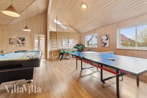 Das Luxusferienhaus 220 für 20 Personen hat einen großen Aktivitätsraum mit u. a. Billard und Darts