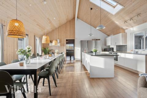 Der große, lichtdurchflutete Aufenthaltsraum im Luxusferienhaus Nr. 220 für 20.