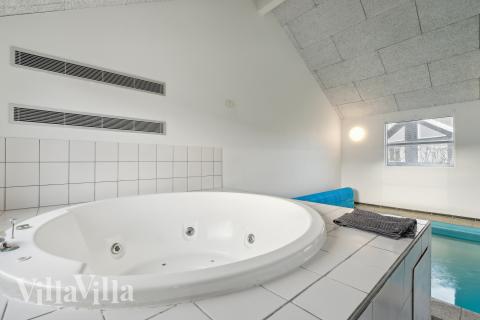 Genießen Sie den warmen Whirlpool im Luxusferienhaus Nr. 221 in Fünen und seine Inseln