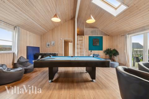 Neben den vielen schönen Stunden, die man im Poolbereich des Hauses verbringen kann, bietet das Luxusferienhaus 221 auch Spielevergnügen bei Billard/Tischtennis und Darts