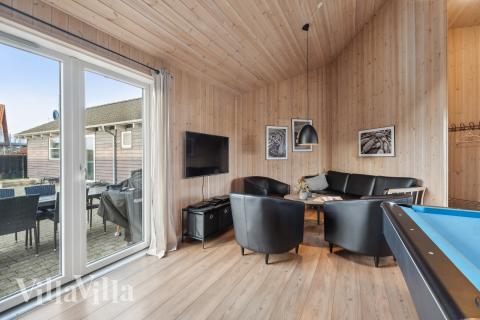 Das Luxusferienhaus 221 für 16 Personen hat einen großen Aktivitätsraum mit u. a. Billard und Darts