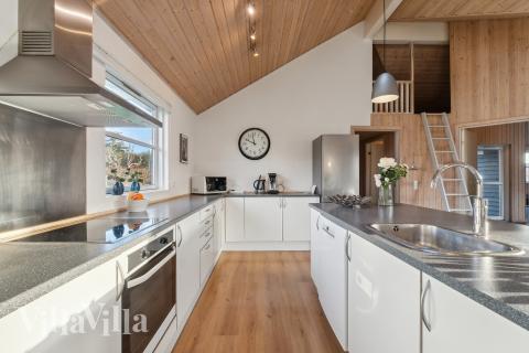 Die Küche in dem Luxusferienhaus Nr. 221 ist so gut ausgestattet, dass man problemlos Mahlzeiten für 16 Personen zubereiten kann.