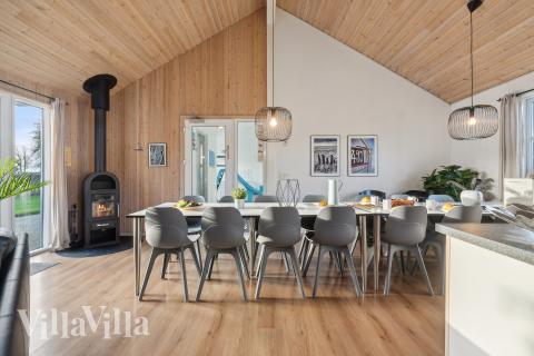 Der große, lichtdurchflutete Aufenthaltsraum im Luxusferienhaus Nr. 221 für 16.