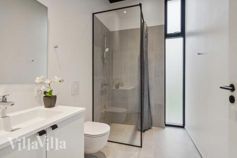 Eines der Badezimmer im Luxusferienhaus Nr. 684