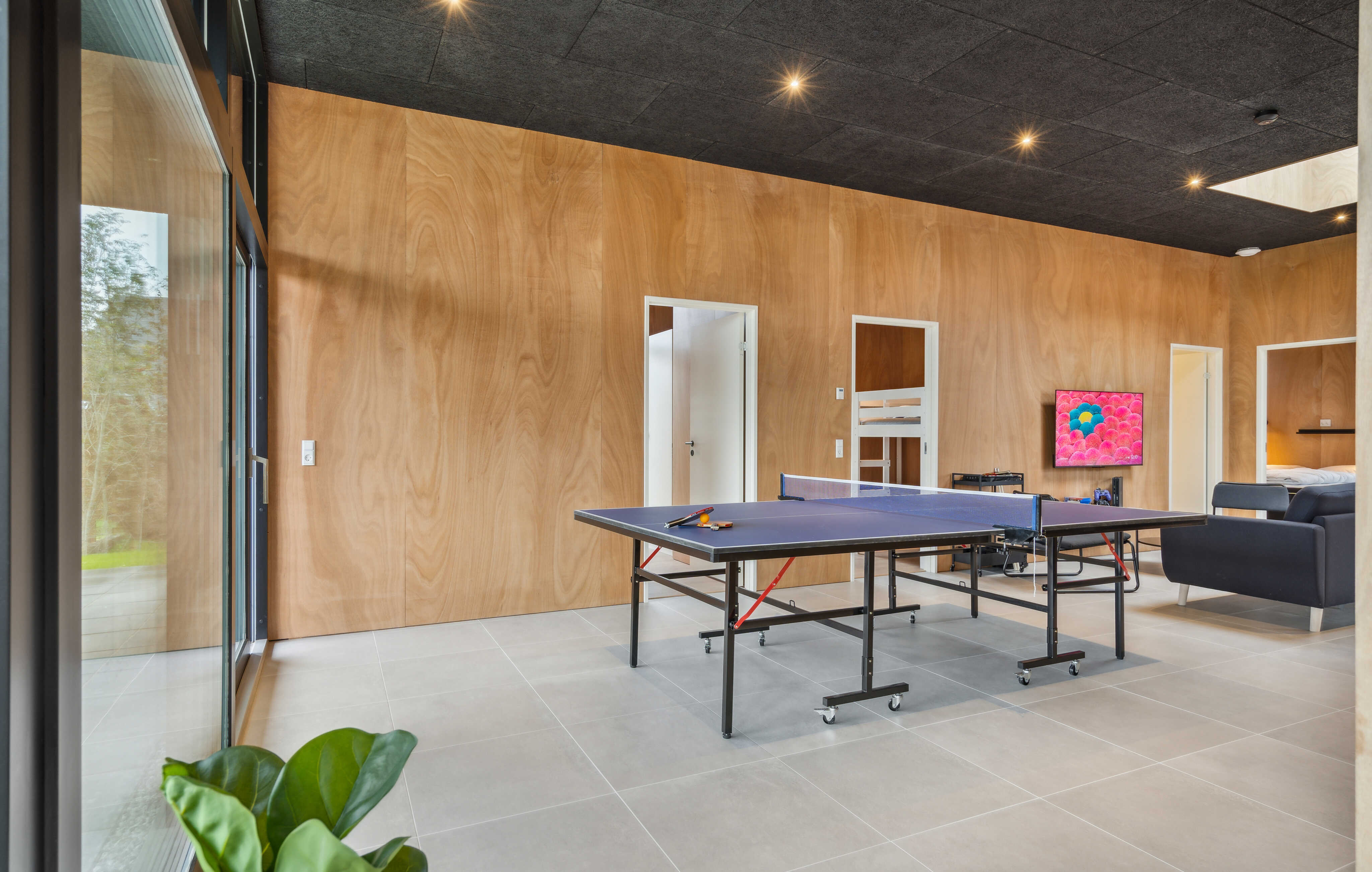 Neben den vielen schönen Stunden, die man im Poolbereich des Hauses verbringen kann, bietet das Luxusferienhaus 684 auch Spielevergnügen bei Billard/Tischtennis und Darts