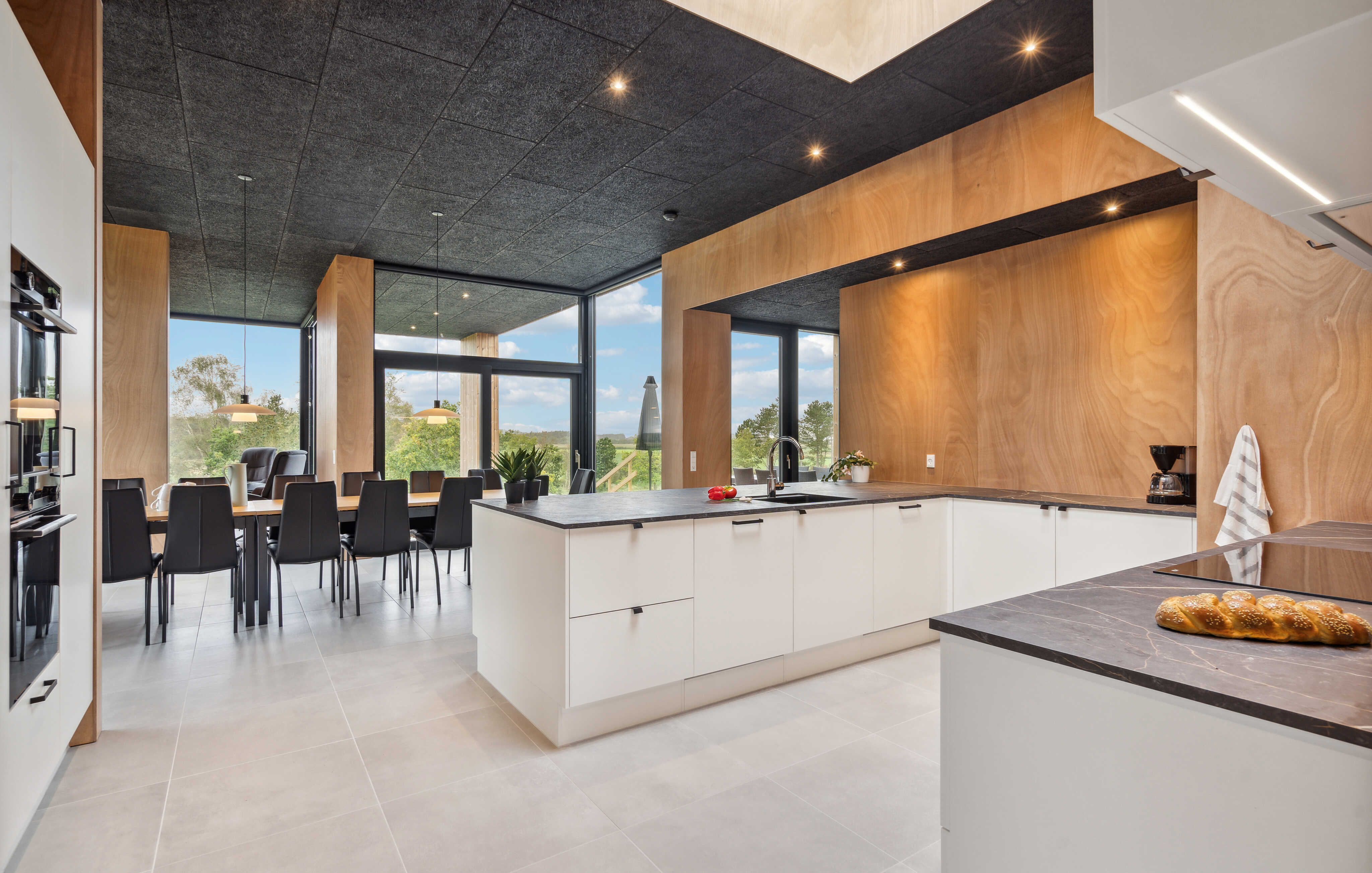 Die Küche in dem Luxusferienhaus Nr. 684 ist so gut ausgestattet, dass man problemlos Mahlzeiten für 18 Personen zubereiten kann.