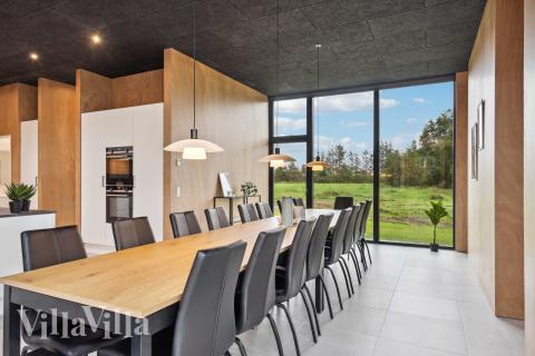 Der große, lichtdurchflutete Aufenthaltsraum im Luxusferienhaus Nr. 684 für 18.