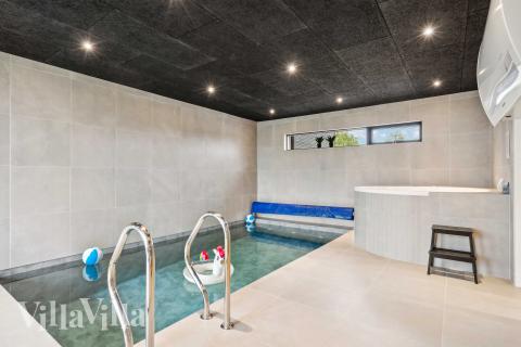 Hüpft im Luxusferienhaus Nr. 684 in Limfjord in den Pool.