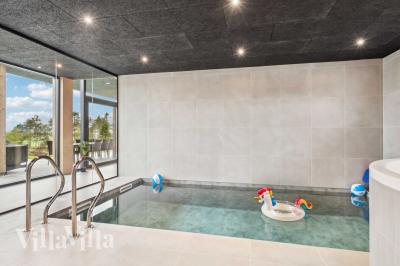 Das Ferienhaus 684 hat einen schicken Poolbereich mit Wasserrutsche, einem geräumigen, eingelassenen Whirlpool und einer Sauna.