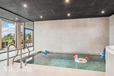 Das Ferienhaus 684 hat einen schicken Poolbereich mit Wasserrutsche, einem geräumigen, eingelassenen Whirlpool und einer Sauna.