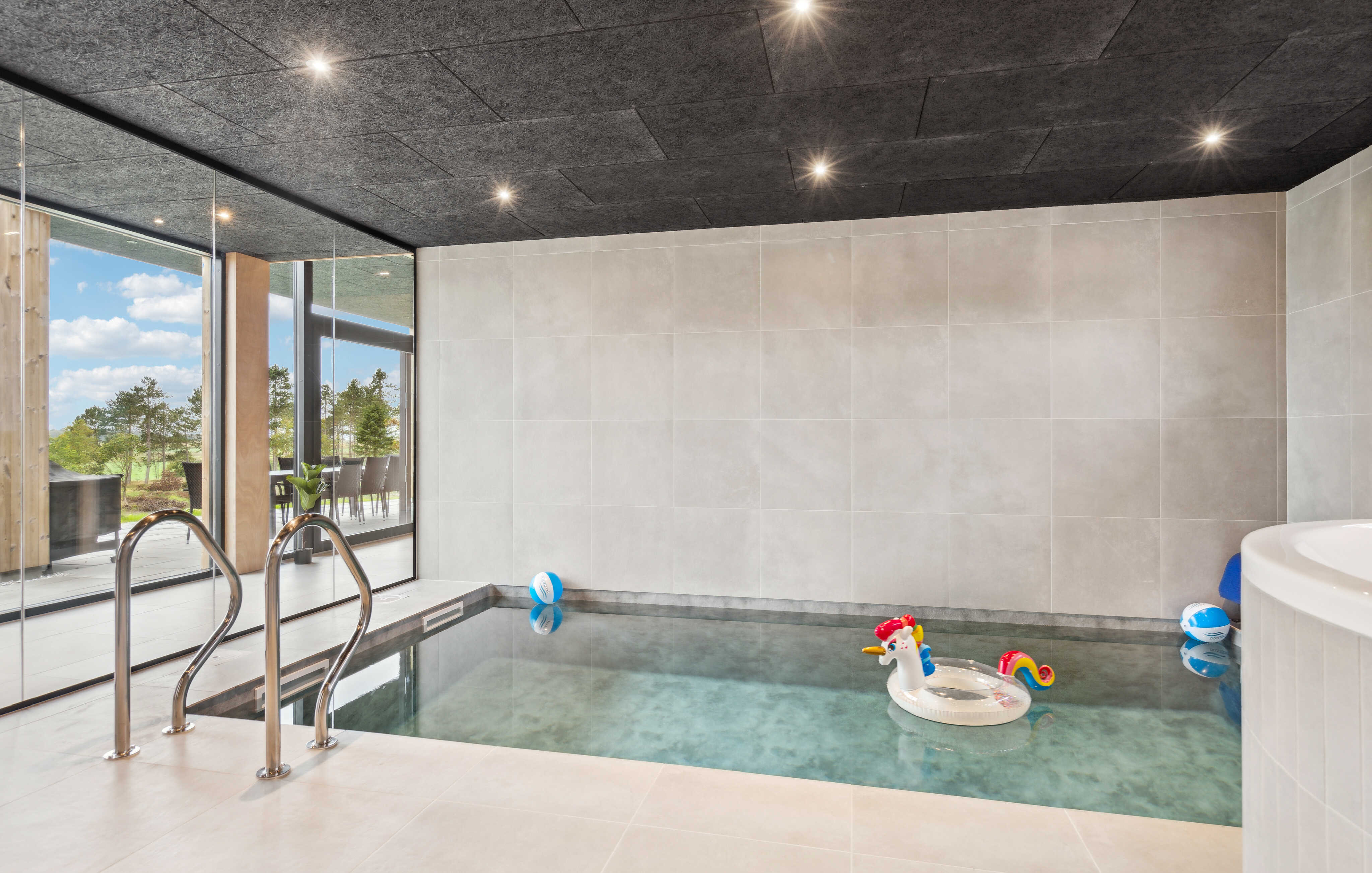 Das Ferienhaus 684 hat einen schicken Poolbereich mit Wasserrutsche, einem geräumigen, eingelassenen Whirlpool und einer Sauna.