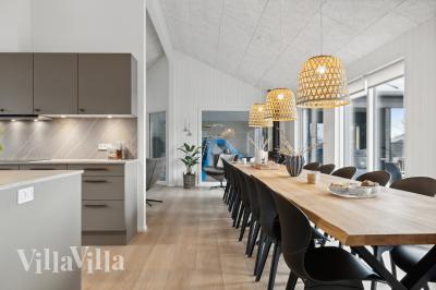 Der große, lichtdurchflutete Aufenthaltsraum im Luxusferienhaus Nr. 652 für 20.
