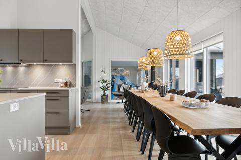 Der große, lichtdurchflutete Aufenthaltsraum im Luxusferienhaus Nr. 652 für 20.