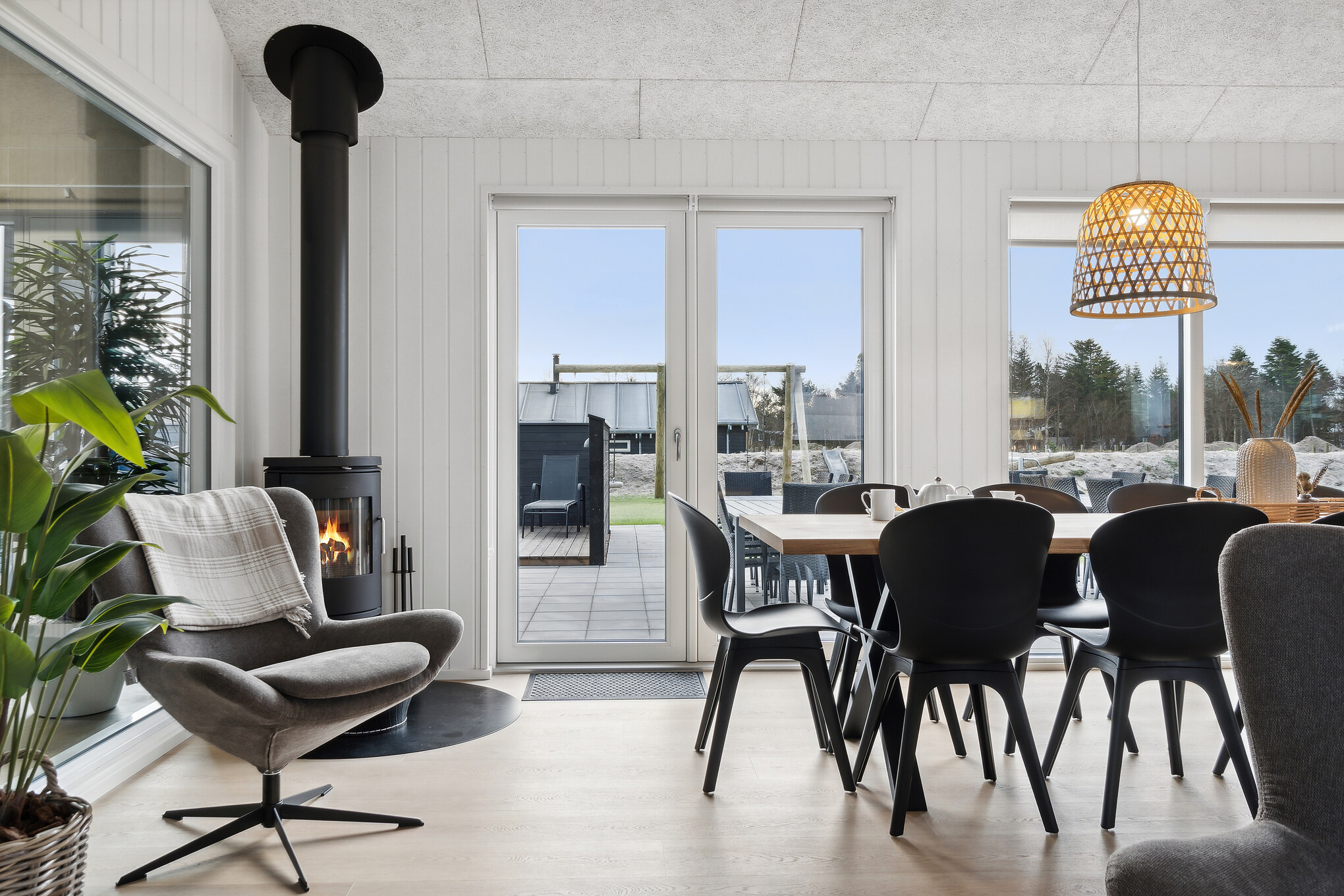 Die Couch im Luxusferienhaus Nr. 652 in Nordjütland lädt zu Gesellschaftsspielen oder zu Kinoabenden ein.