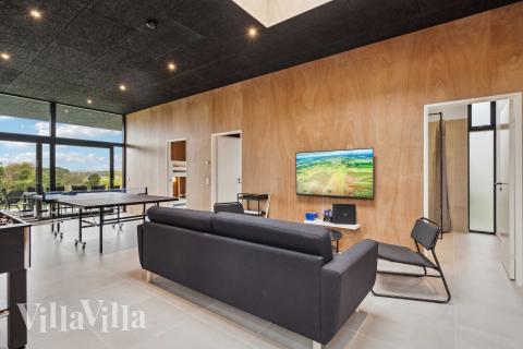 Das Luxusferienhaus 684 für 18 Personen hat einen großen Aktivitätsraum mit u. a. Billard und Darts