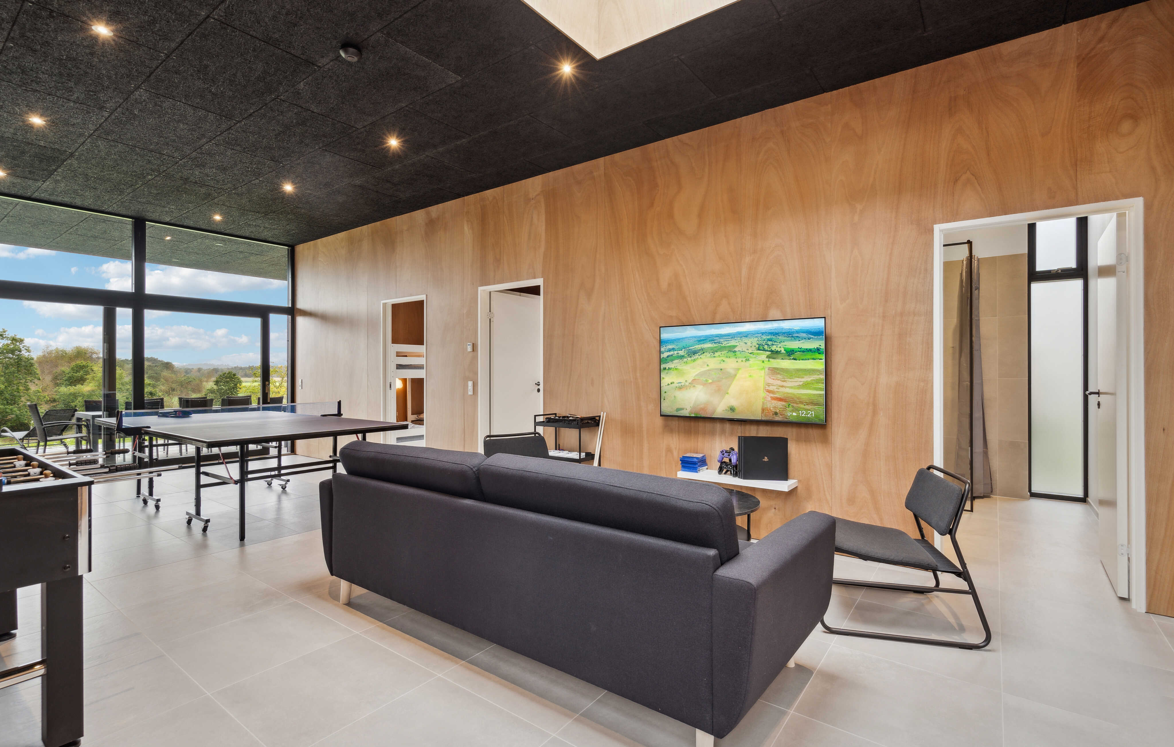 Das Luxusferienhaus 684 für 18 Personen hat einen großen Aktivitätsraum mit u. a. Billard und Darts
