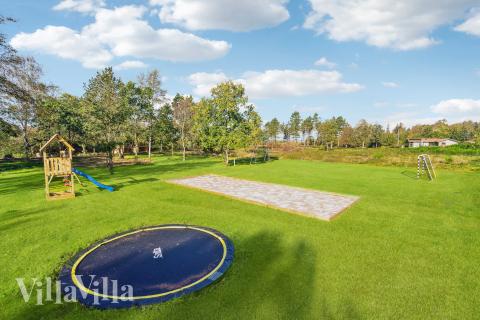 Zu dem attraktiven Ferienhaus Nr. 684 in Limfjord gehört auch ein tolles Angebot im Außenbereich, z. B. Spieleturm und Schaukeln