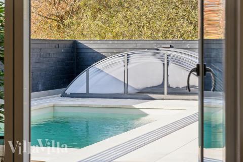 Das Ferienhaus 669 hat einen schicken Poolbereich mit Wasserrutsche, einem geräumigen, eingelassenen Whirlpool und einer Sauna.
