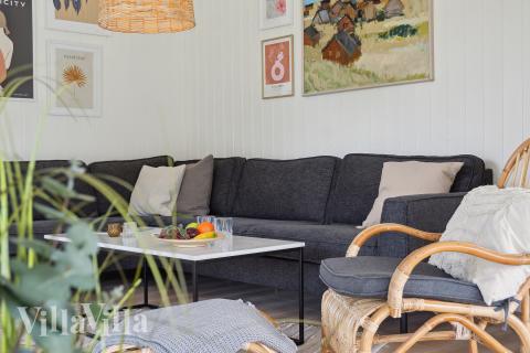 Die Couch im Luxusferienhaus Nr. 669 in Nordjütland lädt zu Gesellschaftsspielen oder zu Kinoabenden ein.