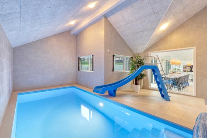 Das Ferienhaus 770 hat einen schicken Poolbereich mit Wasserrutsche, einem geräumigen, eingelassenen Whirlpool und einer Sauna.