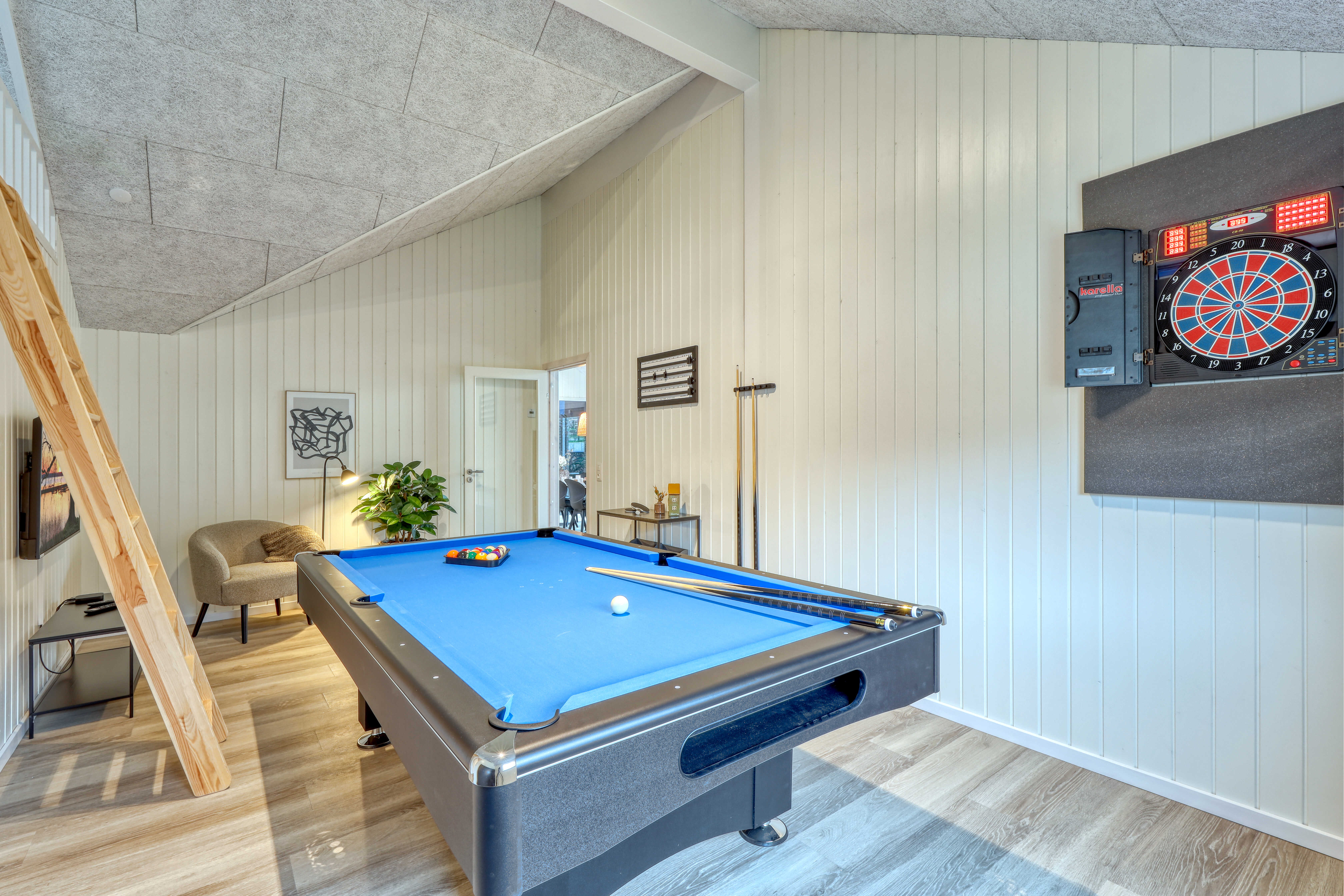 Aktivitätsraum im Luxusferienhaus Nr. 770 mit 5 Schlafzimmern und Platz für 14 Gäste.