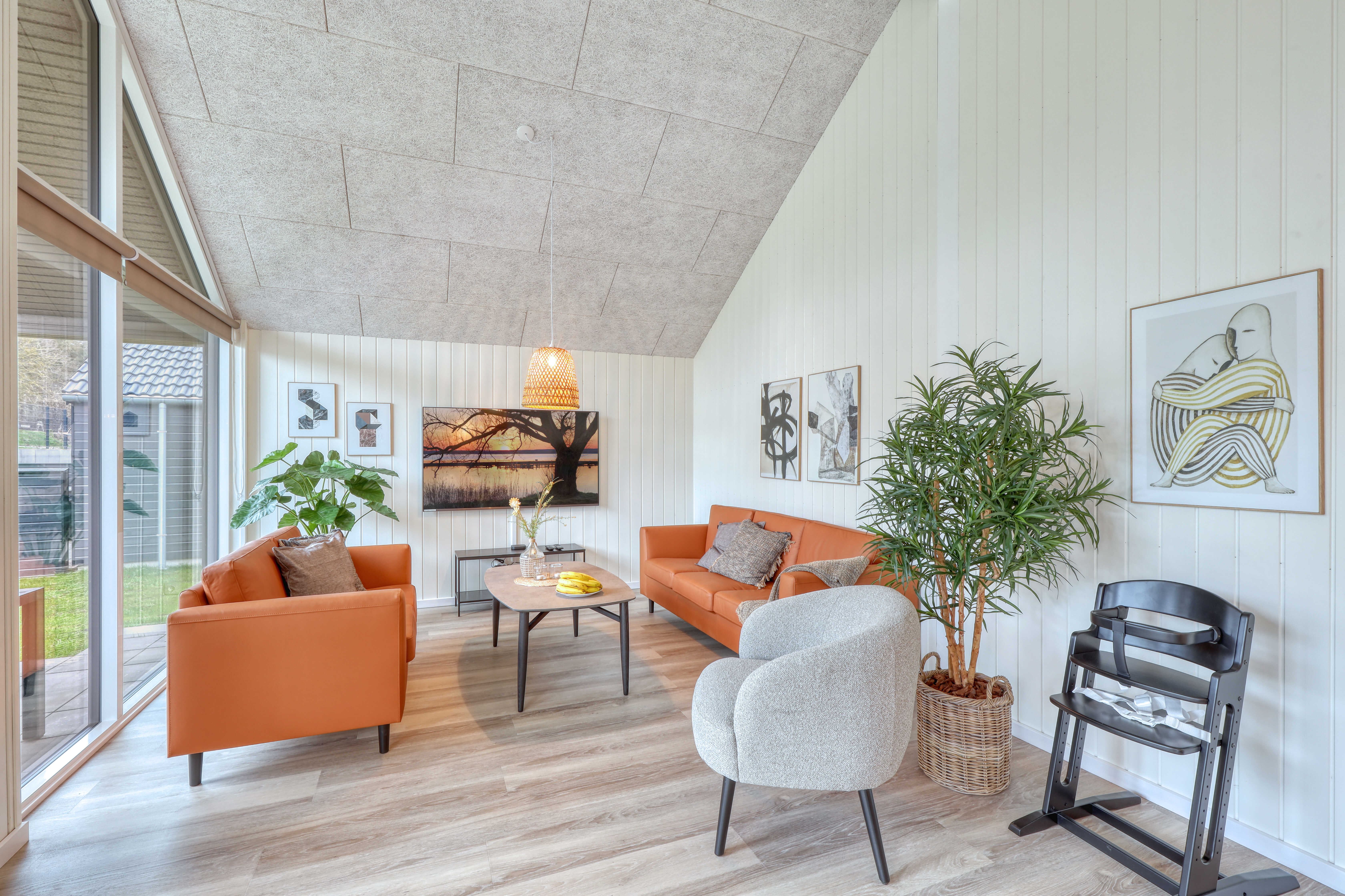 Die Couch im Luxusferienhaus Nr. 770 in Deutschland lädt zu Gesellschaftsspielen oder zu Kinoabenden ein.