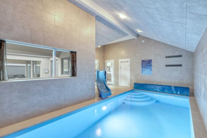 Das Ferienhaus 769 hat einen schicken Poolbereich mit Wasserrutsche, einem geräumigen, eingelassenen Whirlpool und einer Sauna.