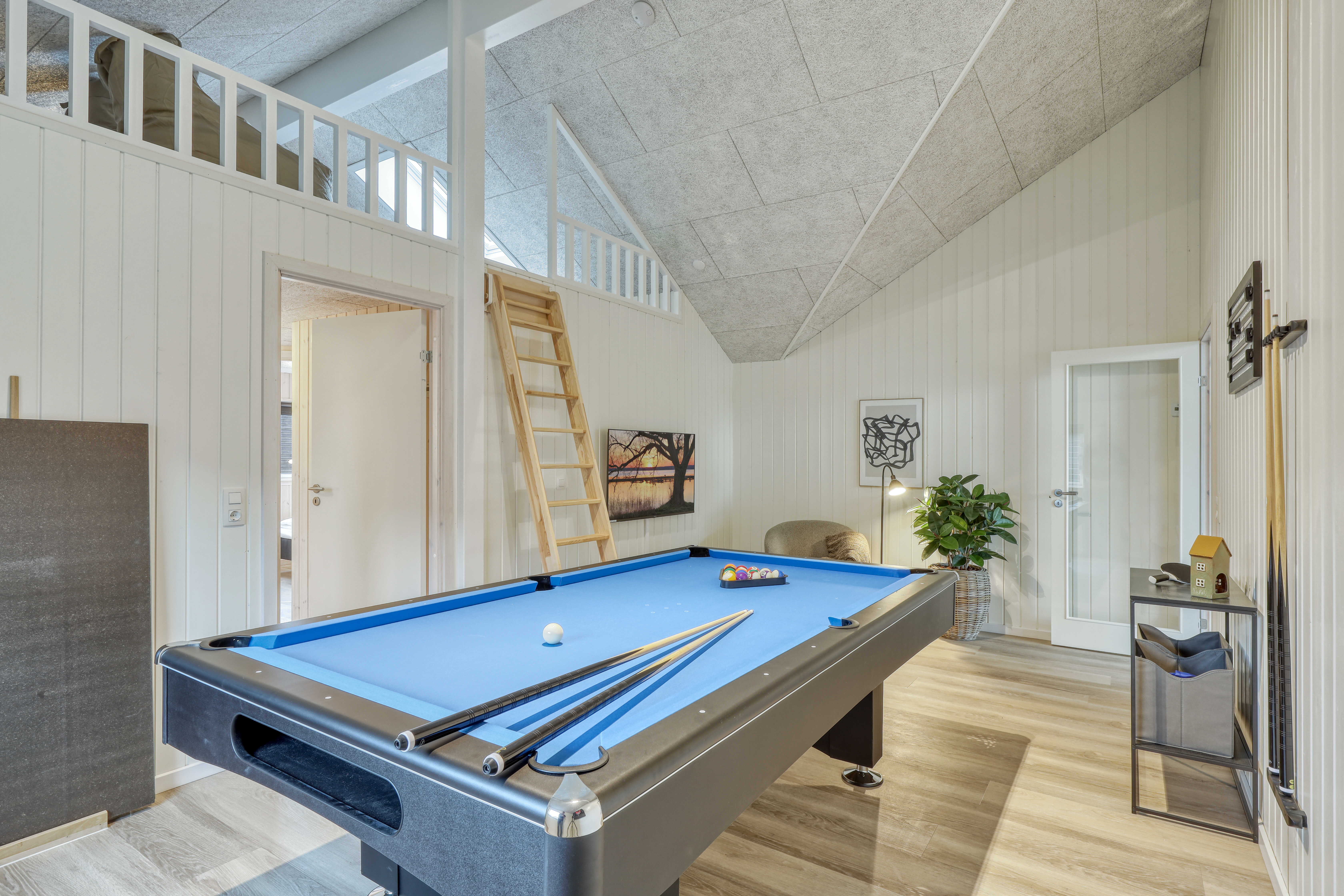 Neben den vielen schönen Stunden, die man im Poolbereich des Hauses verbringen kann, bietet das Luxusferienhaus 769 auch Spielevergnügen bei Billard/Tischtennis und Darts