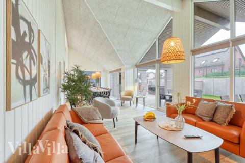 Die Couch im Luxusferienhaus Nr. 769 in Deutschland lädt zu Gesellschaftsspielen oder zu Kinoabenden ein.