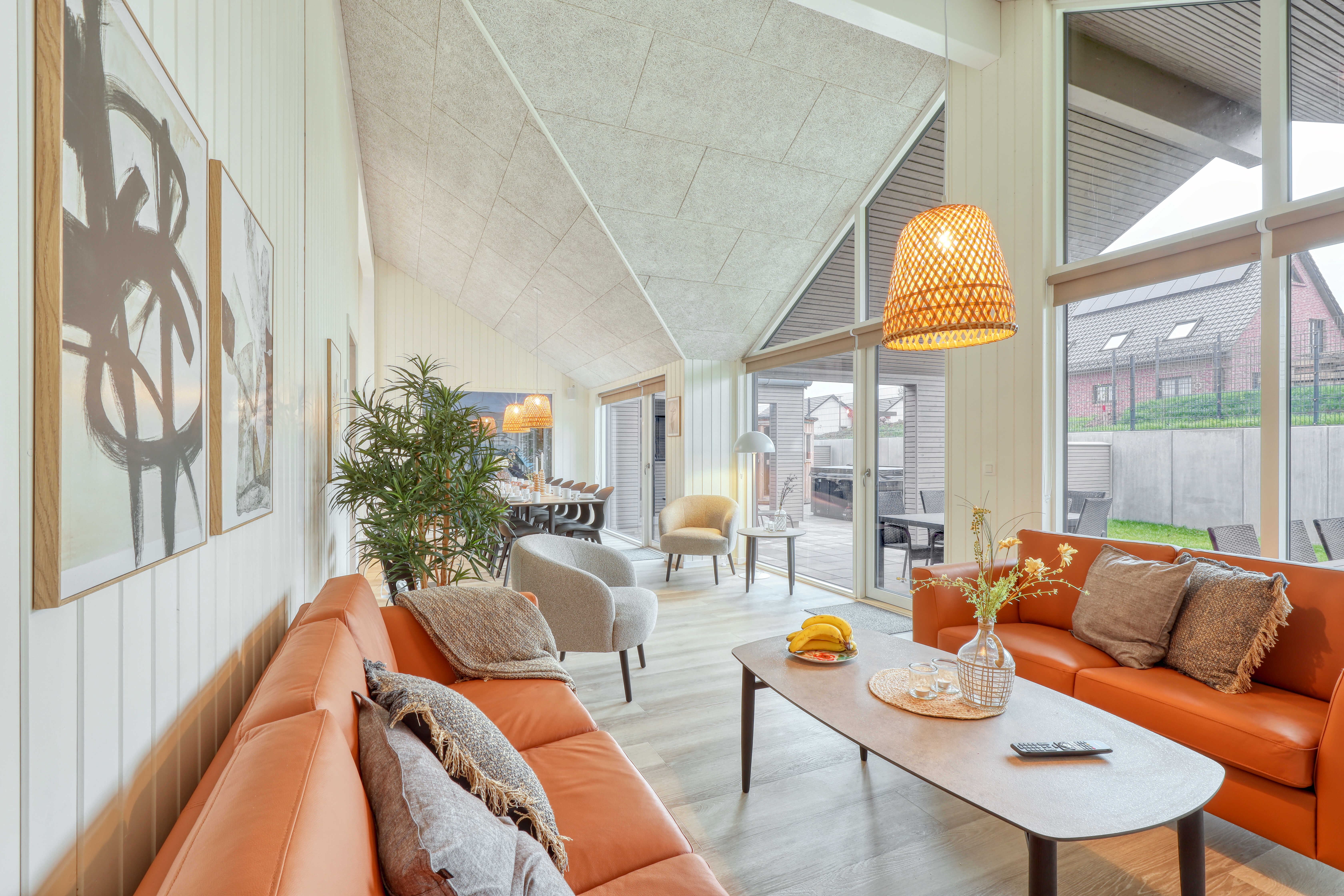 Die Couch im Luxusferienhaus Nr. 769 in Deutschland lädt zu Gesellschaftsspielen oder zu Kinoabenden ein.