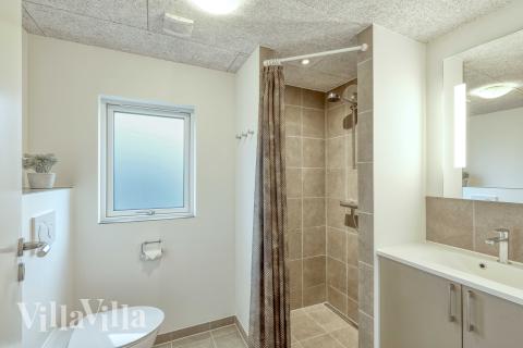 Eines der Badezimmer im Luxusferienhaus Nr. 769