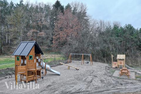 Zu dem attraktiven Ferienhaus Nr. 769 in Deutschland gehört auch ein tolles Angebot im Außenbereich, z. B. Spieleturm und Schaukeln