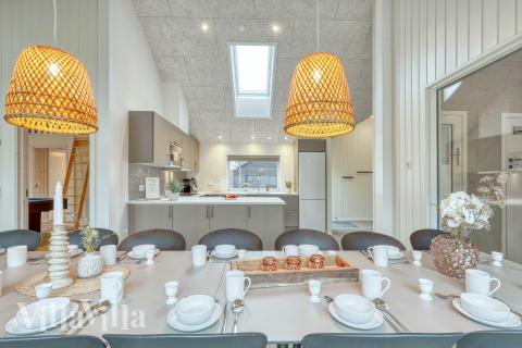 Der große, lichtdurchflutete Aufenthaltsraum im Luxusferienhaus Nr. 768 für 14.