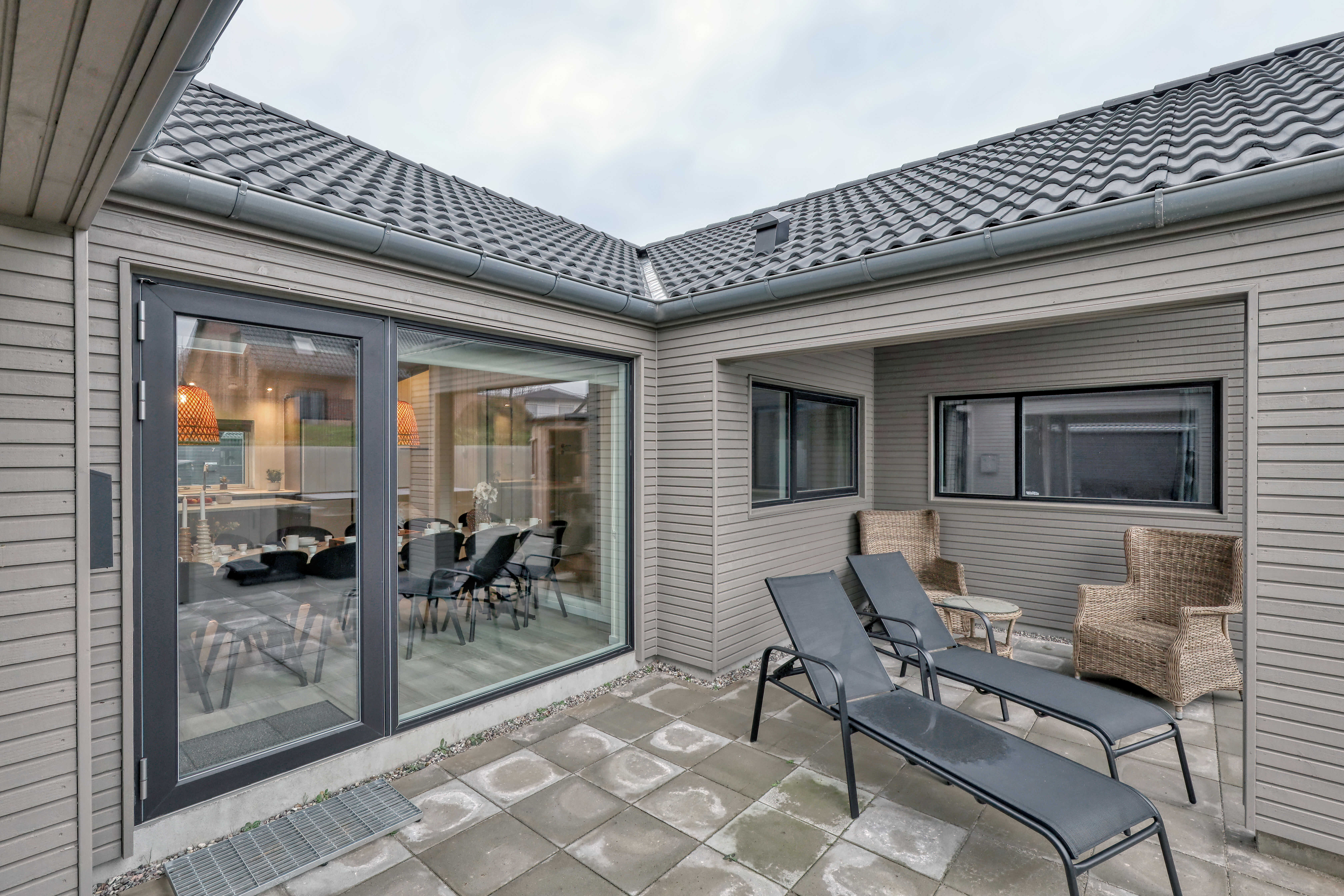 Auf der Terrasse des Ferienhauses Nr. 768 ist Platz für 14 Personen.