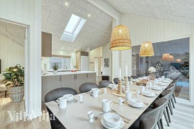 Der große, lichtdurchflutete Aufenthaltsraum im Luxusferienhaus Nr. 767 für 14.