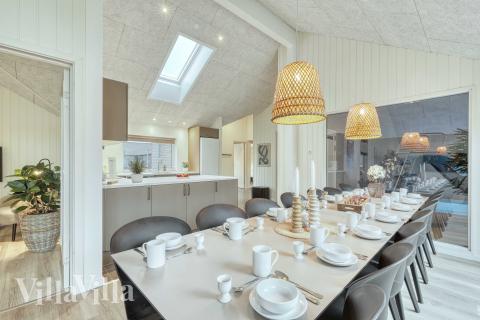 Der große, lichtdurchflutete Aufenthaltsraum im Luxusferienhaus Nr. 767 für 14.